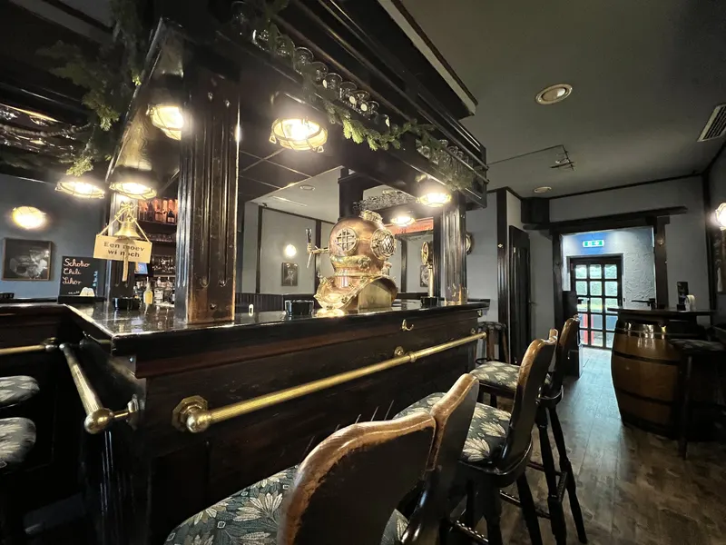 Bar mit dunklem Holz und Messing im Alt Norderney